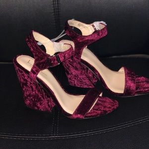 NWOT size 7 Nicole Miller heels